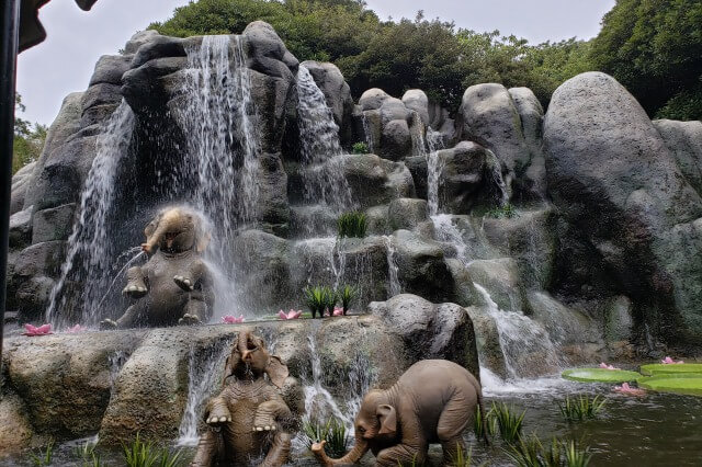 ディズニーランドのジャングルクルーズの最後は像たちがたくさん