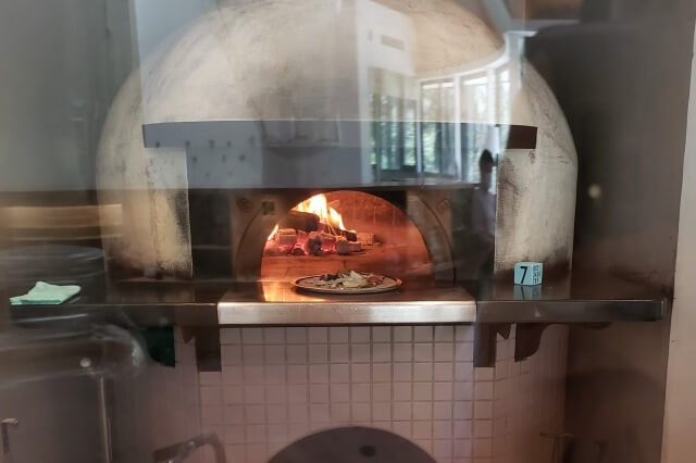 星野リゾート・リゾナーレ那須のランチ｜ピザの焼き上げ