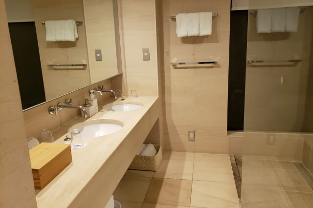 星野リゾート・リゾナーレ那須の部屋の様子｜１Fバス・トイレ