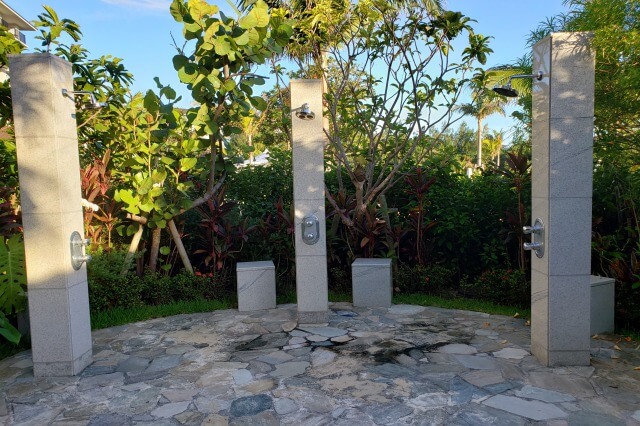 ハレクラニ沖縄のプール｜白い花を映す「オーキッドプール」
