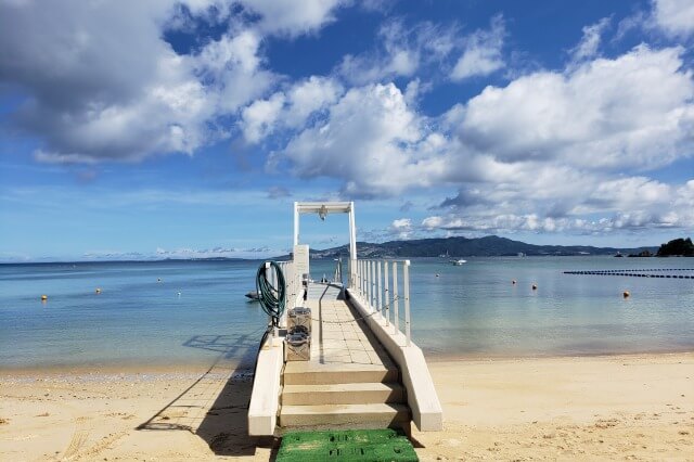 ハレクラニ沖縄のプライベートビーチ｜海と桟橋
