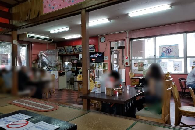 沖縄の我部祖河食堂本店の店内の様子