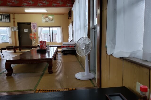 沖縄の我部祖河食堂本店の店内の様子