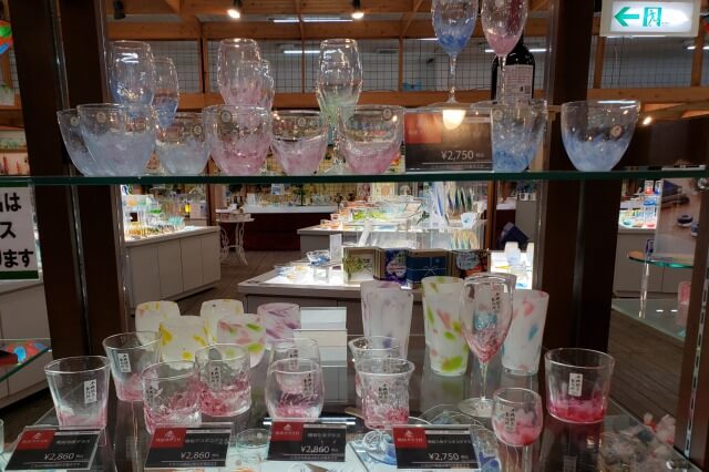 森のガラス館（沖縄県名護市）のお土産屋｜色々な商品が買えます