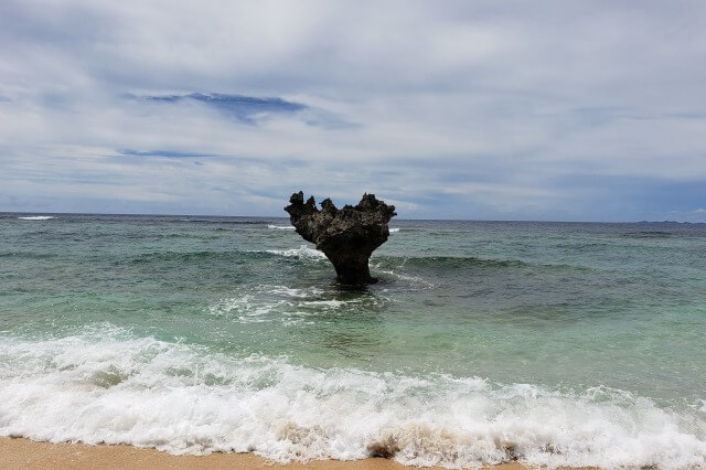 ハートロック｜沖縄・古宇利島・ティーヌ浜にある嵐のCMで有名な岩