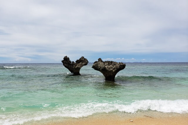 ハートロックとは？沖縄・古宇利島・ティーヌ浜にある岩です