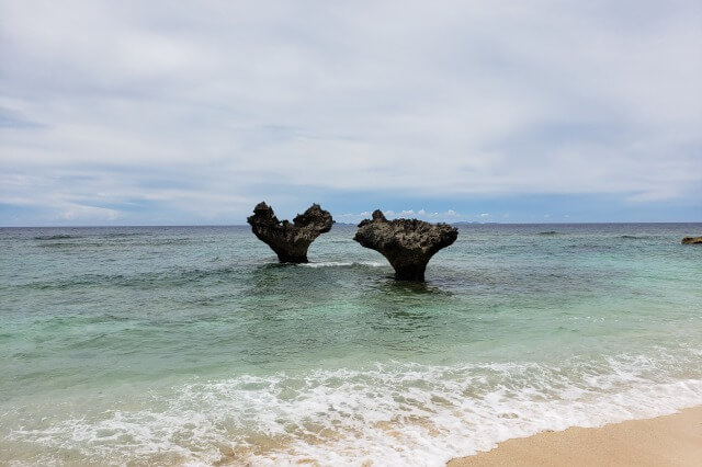 沖縄の古宇利島の見どころ・撮影スポット｜ティーヌ浜ハートロック