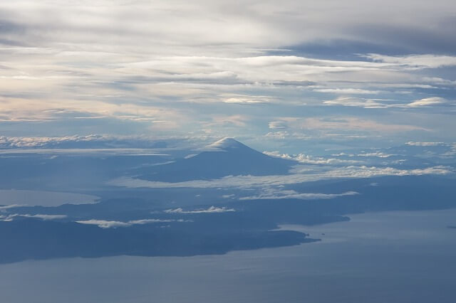飛行機で上空から富士山が！｜富士山が見える座席は左右どっち？