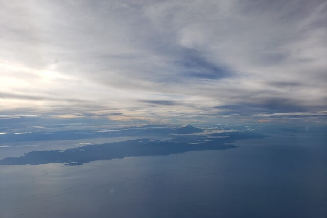 飛行機で上空から富士山が！