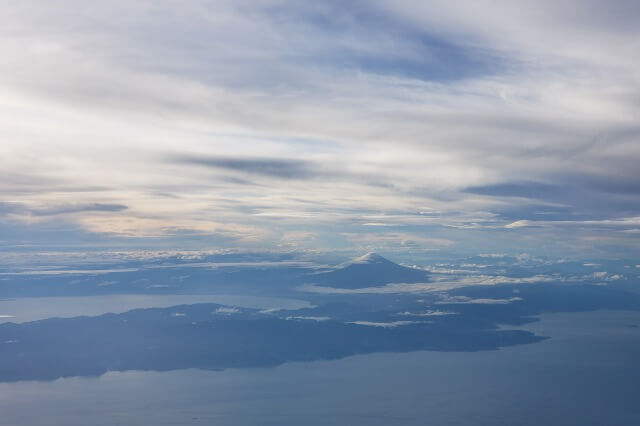 飛行機内から撮った富士山の写真