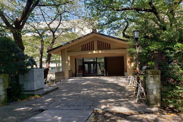 靖国神社の相撲場｜相撲が奉納される相撲場と力士控室の啓照館