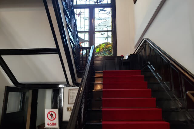 鳩山会館1階から2階の階段