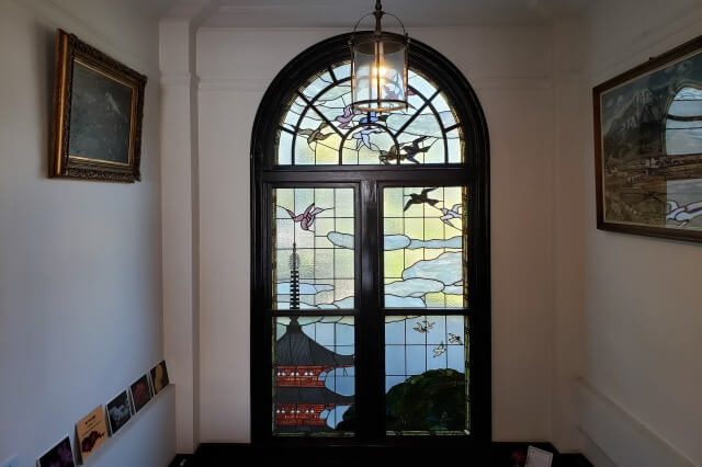鳩山会館の洋館のステンドグラス
