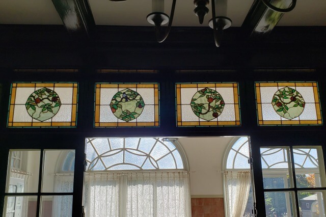 鳩山会館の洋館のステンドグラス