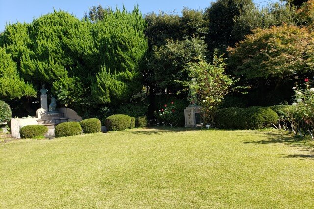 鳩山会館の庭園