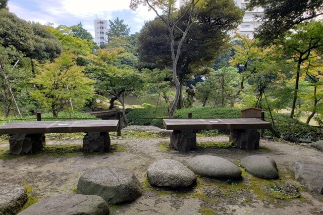 旧古河庭園の日本庭園の心字池｜池の周りを巡りながら鑑賞します