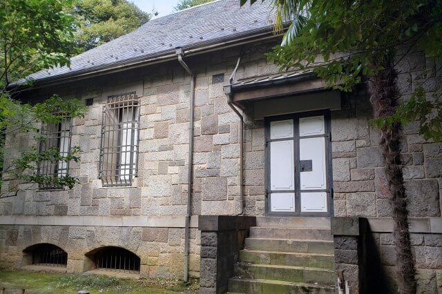 旧古河庭園の日本庭園の書庫｜庭園の奥深くにある石造りの建物です