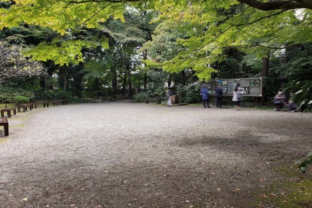 旧古河庭園の日本庭園の広場｜旧古河庭園の歴史が掲示されています