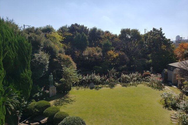 鳩山会館のバラ園｜庭園と離れに花壇があります