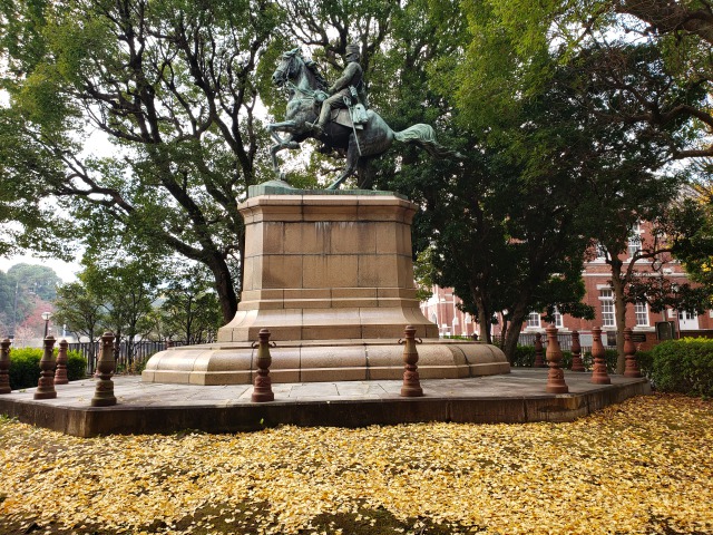 北の丸公園の紅葉の見どころ｜北白川宮能久親王銅像周辺のイチョウ