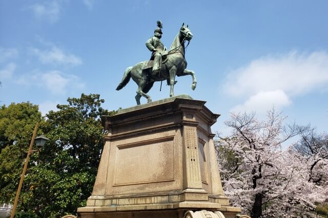 上野(恩賜)公園の桜まつりの様子｜小松宮彰仁親王像周辺の桜