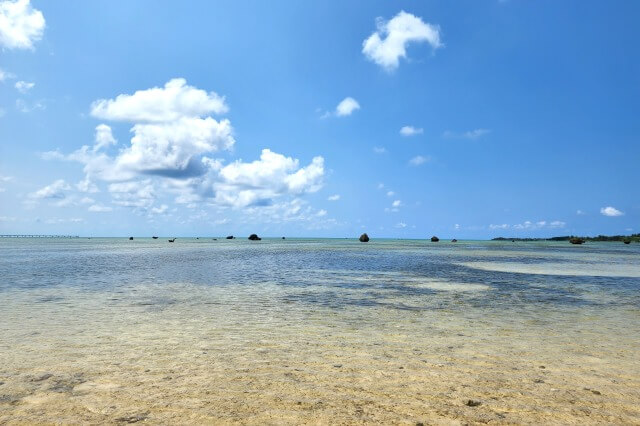 佐和田の浜｜伊良部島と下地島の間に広がる巨岩が特徴的なビーチです