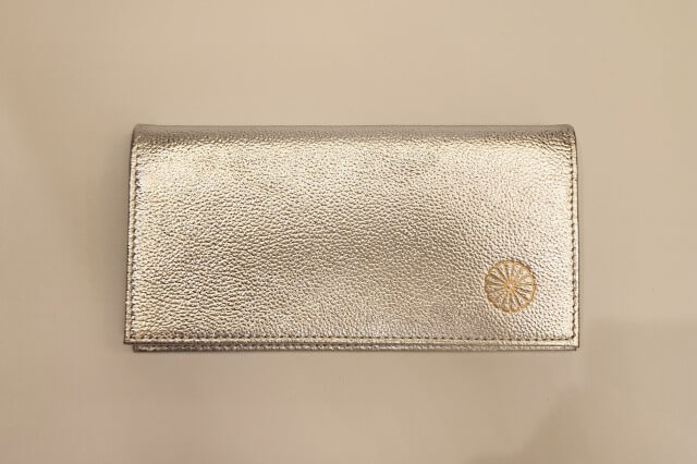 皇居の財布の色②シルバー(銀色)