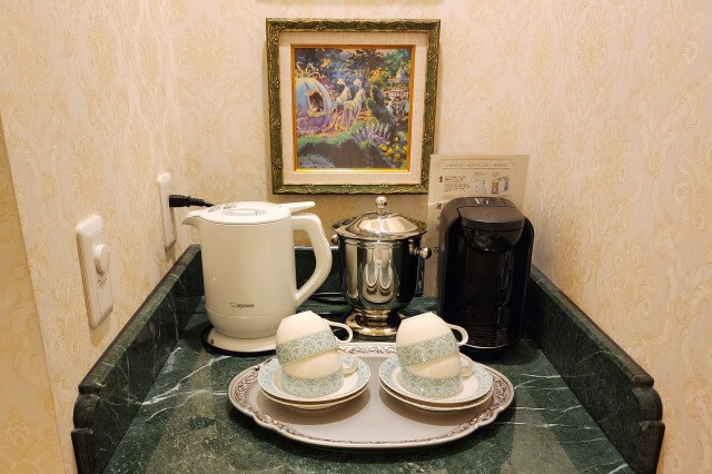 東京ディズニーランドホテルのスイートの飲み物とお菓子