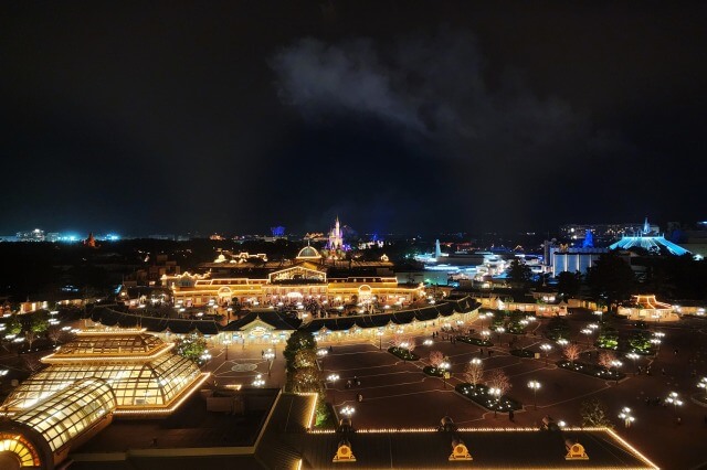 東京ディズニーランドホテルのスイートから見る花火と夜の景色