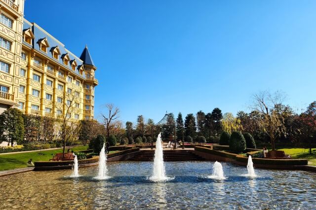 ディズニーランドホテルの庭園｜シャーウッドガーデンや中庭を紹介